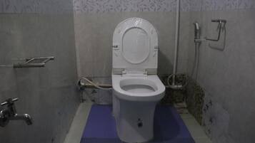 Asciugamani, sapone, shampoo, carta igienica