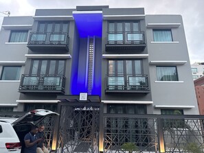 Exterior - Dream apt: 4BD, 3BA, parking, near beach & shops. Perfect for you! (San Juan)