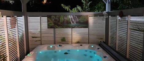 Outdoor spa tub