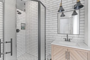 Een douche,  milieuvriendelijk toiletgerief, een haardroger, handdoeken