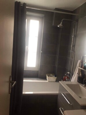 Hair dryer, soap, shampoo, toilet paper - Appartement en Plein Coeur de Paris Dans le 13eme Arrondissement 33m2 bel Espace (Paris)