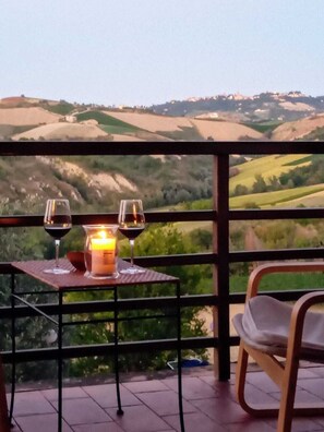 Outdoor dining - Casa Degli Olivi - Romantische Ferienwohnung für 2- 5 Personen nah am Meer (Cossignano)