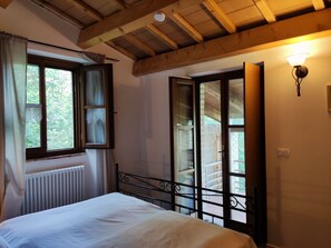 2 chambres, fer et planche à repasser, lit de bébé portatif