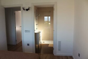 2 dormitorios, tabla de planchar con plancha, wifi gratis y ropa de cama