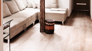 Une chambre de style loft moderne, avec un plafond en pente, un banc intégré, une sculpture en bois originale et une vue sur le ciel.