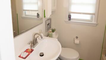 Hiustenkuivaaja, pyyhkeet, saippua, sampoo