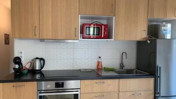 Een koelkast, een magnetron, een oven, een kookplaat