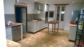Una cocina con encimera de madera, un lavabo, una estufa y armarios.