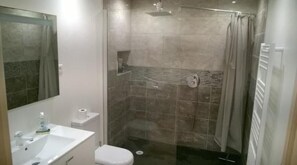 Een douche, een haardroger, handdoeken, zeep