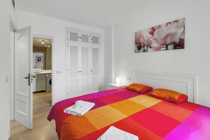 3 bedrooms, iron/ironing board, WiFi, bed sheets - Apartment facing the sea! (Mijas)