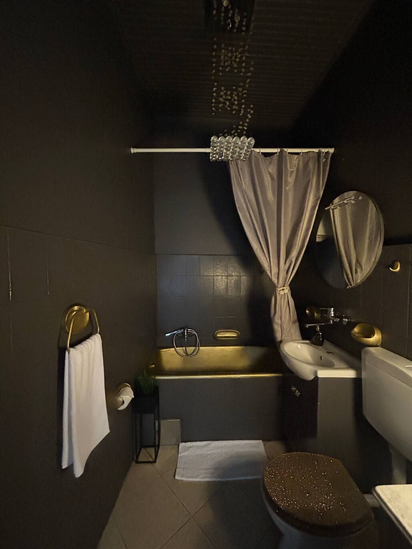 Haartrockner, Handtücher, Seife, Shampoo