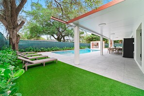 Outdoor pool, a heated pool - Luxury Beach Villa w/Heated Pool, Jacuzzi, BBQ, Courts, Pickleball & Game Room (Miami)