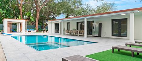 Een buitenzwembad en een verwarmd zwembad