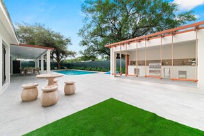 Outdoor dining - Luxury Beach Villa w/Heated Pool, Jacuzzi, BBQ, Courts, Pickleball & Game Room (Miami)