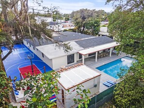 Exterior - Luxury Beach Villa w/Heated Pool, Jacuzzi, BBQ, Courts, Pickleball & Game Room (Miami)