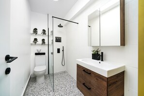 Dusche, Haartrockner, Handtücher, Seife