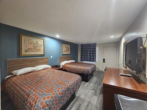 Basic-Zimmer, 2 Queen-Betten | 1 Schlafzimmer, kostenloses WLAN, Bettwäsche