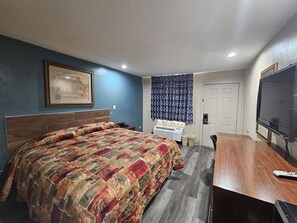 Basic Room, 1 King Bed - Deluxe Inn (Jackson)