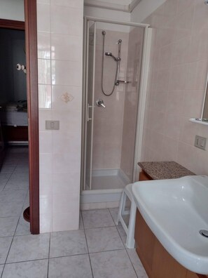 Dusche, Haartrockner, Bidet, Handtücher