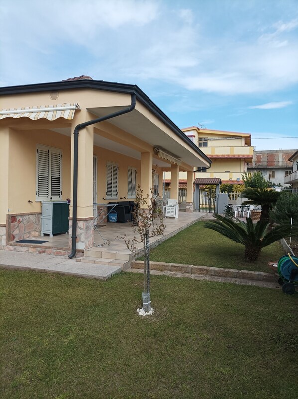 Exterior - Elegante Appartamento al Piano Terra, su una (Botricello)