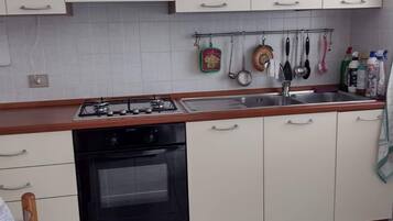 Kühlschrank, Ofen, Herdplatte, Wasserkocher mit Kaffee-/Teezubehör