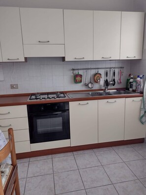 Fridge, oven, stovetop, coffee/tea maker - Elegante Appartamento al Piano Terra, su una (Botricello)