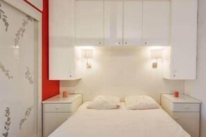 Iron/ironing board, WiFi, bed sheets