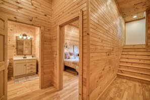4 多间卧室、办公桌、熨斗/熨衣板、旅行婴儿床