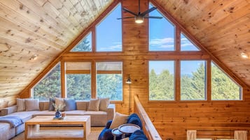 Una Smart TV, una chimenea, una mesa de tenis de mesa