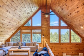 Una Smart TV, una chimenea, una mesa de tenis de mesa