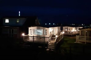 Un quartiere residenziale con diverse case illuminate di notte.