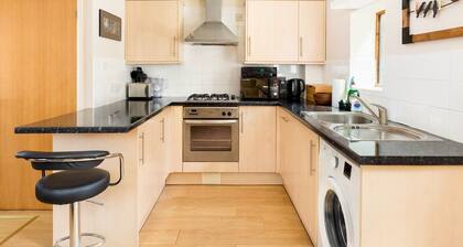 Self Contained 1 Bed Coach House - Pass the Keys