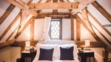 5 bedrooms, desk, iron/ironing board, travel crib