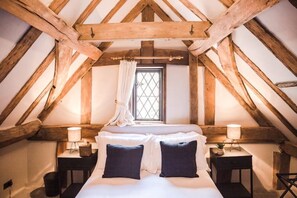 5 bedrooms, desk, iron/ironing board, travel cot - Taylour House - Historic, unique yet modern. Quiet yet town centre location. (Edenbridge,)