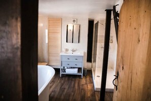 Douche, sèche-cheveux, serviettes fournies, savon