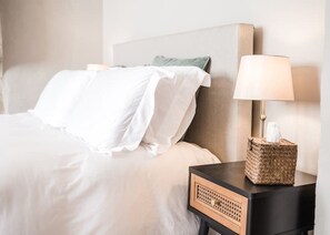 5 slaapkamers, een bureau, een strijkplank/strijkijzer, reisbedje