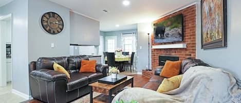 Télévision, cheminée, livres