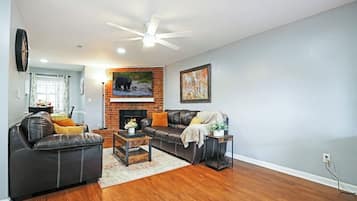 Téléviseur, foyer, livres