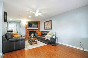 Televisio, takka, kirjoja