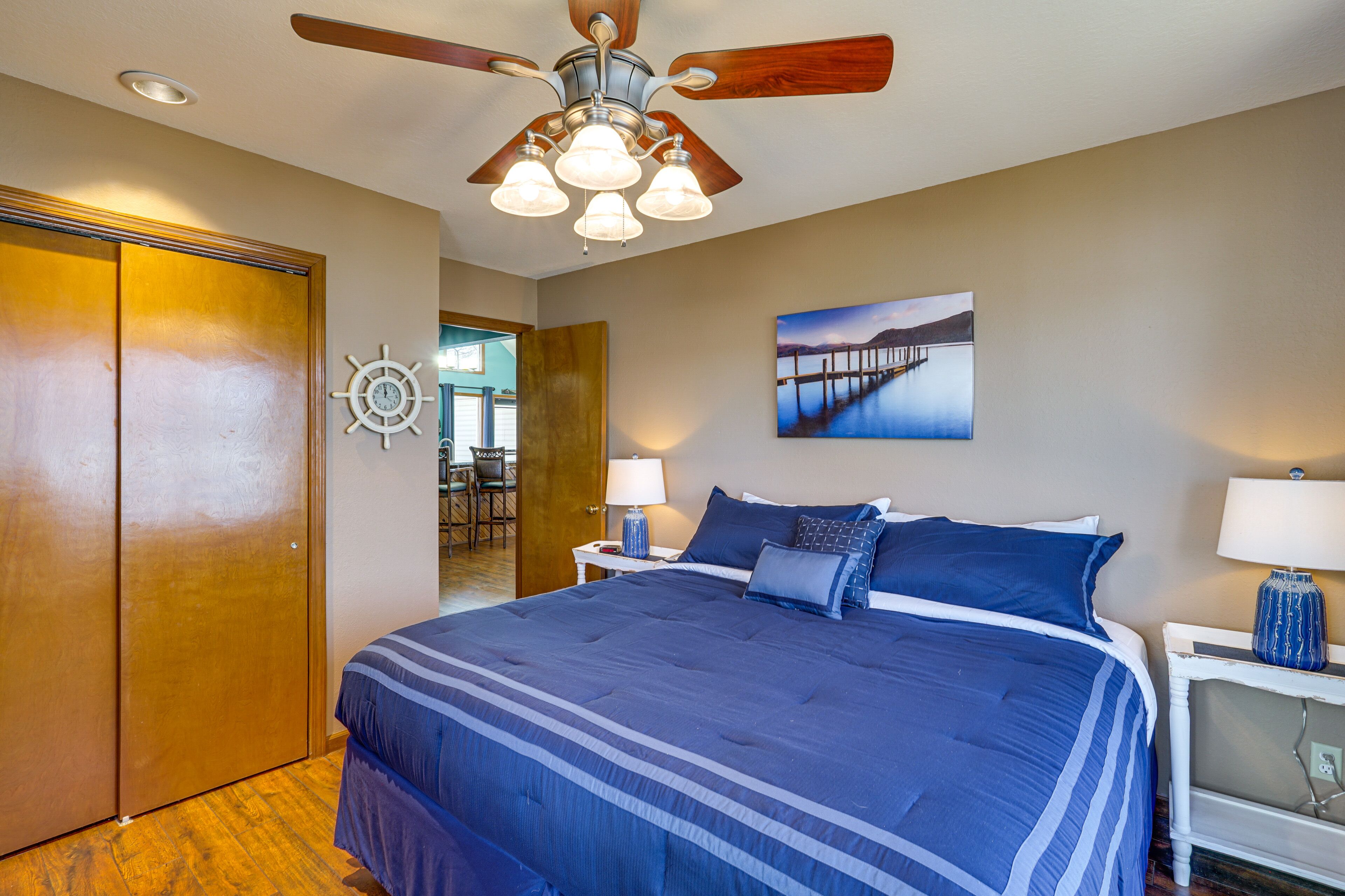 4 bedrooms, desk, iron/ironing board, Internet