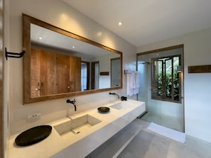 Regadera, secadora de cabello, bidet, toallas 