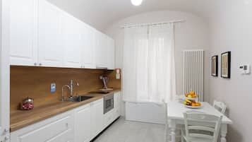 Mini réfrigérateur, micro-ondes, plaque de cuisson, machine à expresso