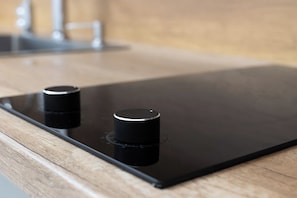 Mini réfrigérateur, micro-ondes, plaque de cuisson, machine à expresso