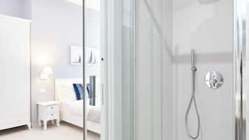 Standard Room | Bathroom | Shower, rainfall showerhead, free toiletries, hair dryer
