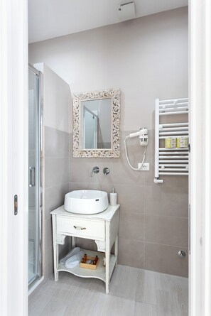 Superior Room | Bathroom | Shower, rainfall showerhead, free toiletries, hair dryer