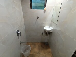 Deluxe-Zimmer | Badezimmer | Dusche, Regendusche, Handtücher