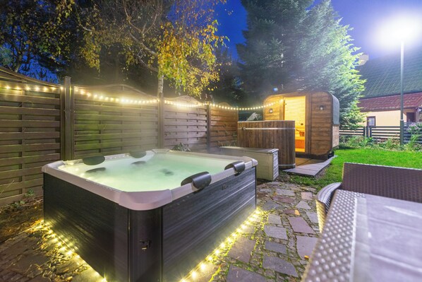 Outdoor spa tub - Holiday Home - 90m2 (Lukecin)