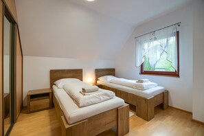 3 bedrooms, iron/ironing board, WiFi, bed sheets