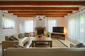 Televisie en een open haard