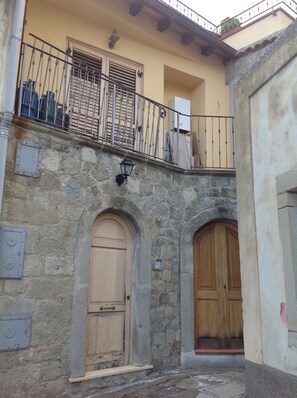 Exterior detail - The Clock Houses – Calzolaio (Gallodoro)